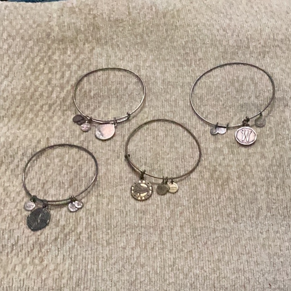 🌺Awesome Lot of 4 Assorted Adjustable Bracelets Great Deal 🌺